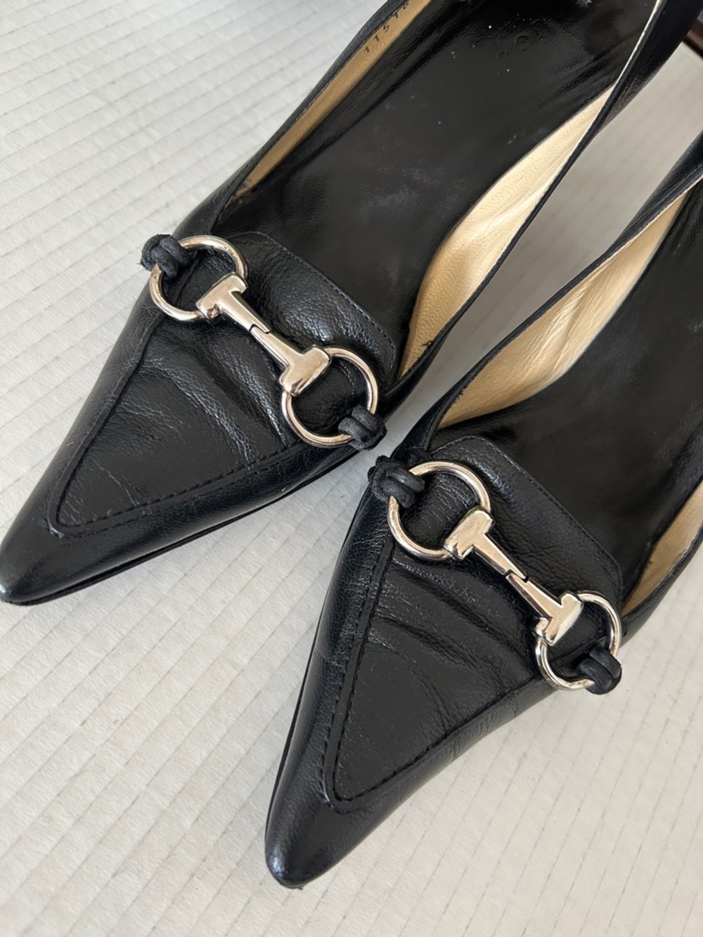 Gucci Black Leather Pointed-Toe Pumps with Silver Horsebit - Picture 4 of 12